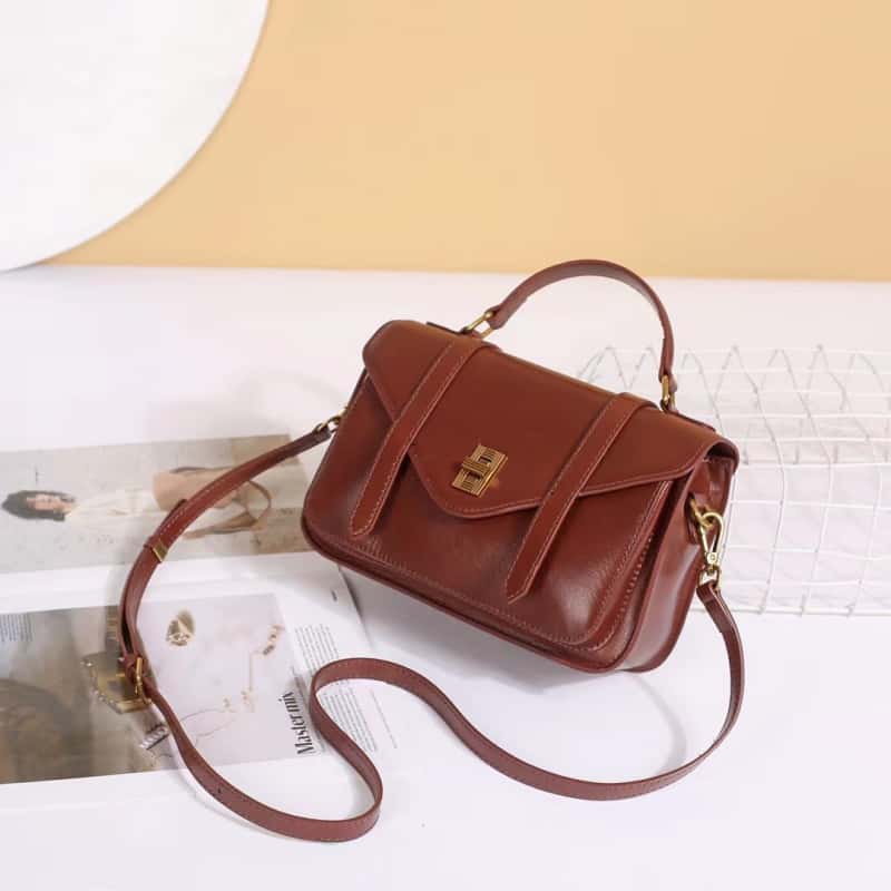 Genuine leather commuter bag 2025 new top layer cowhide messenger bag vegetable tanned ladies versatile shoulder bag messenger bag