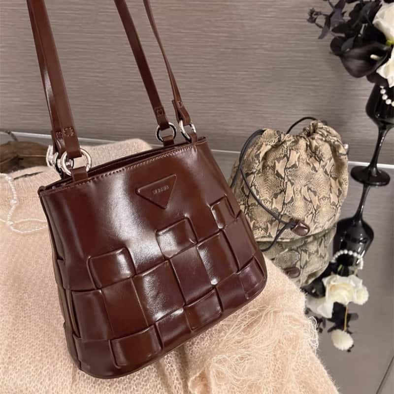 French retro light luxury woven basket bag for women high-end niche underarm bag shoulder messenger bag bucket bag